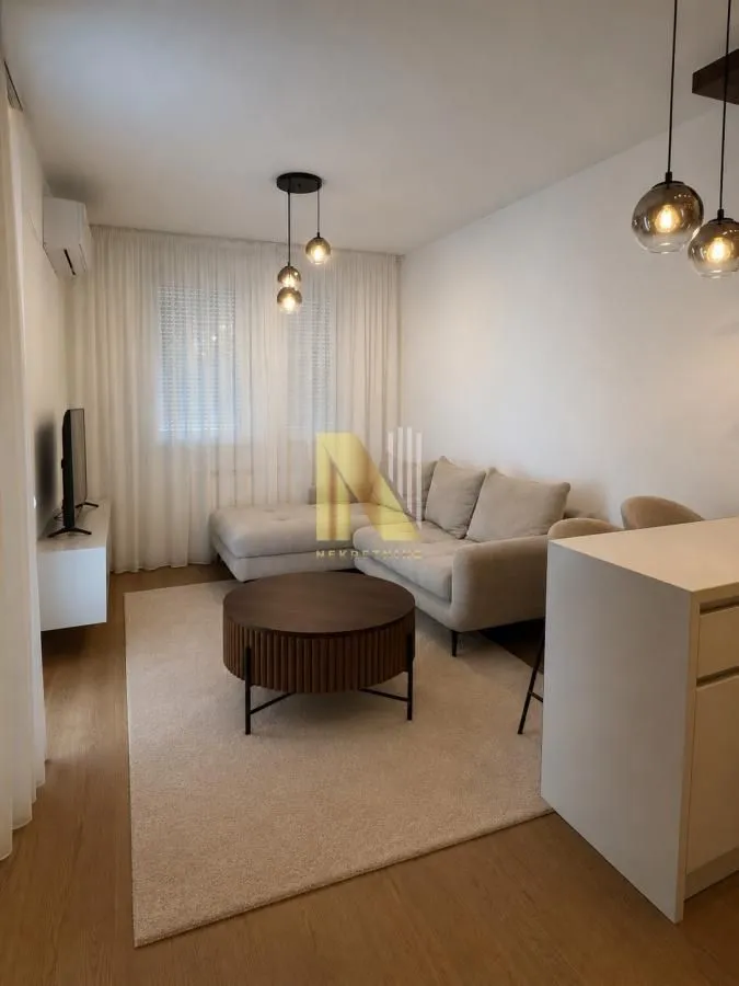 Izdavanje, dvosoban stan, 40m², Centar, Novi Sad
