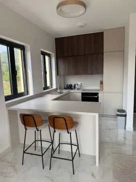 Moderna kuhinja sa šankom i ugradnim elementima. - image 9