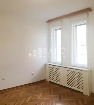 Empty room with parquet flooring and windows. - image 5