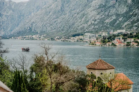Pogled na zaliv, obalu i planine sa terase. - image 24