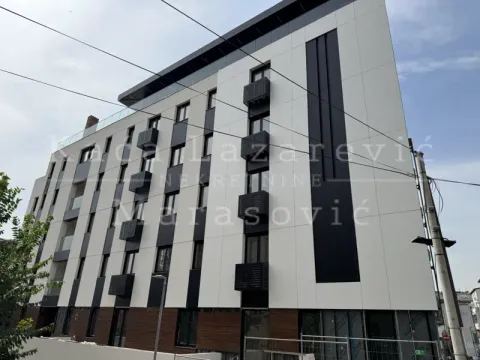 Pogled na modernu stambenu zgradu sa terasama. - image 8