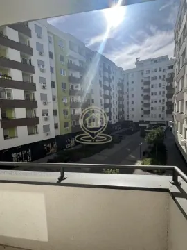 Pogled sa balkona na dvorište i okolne stambene zgrade. - image 11