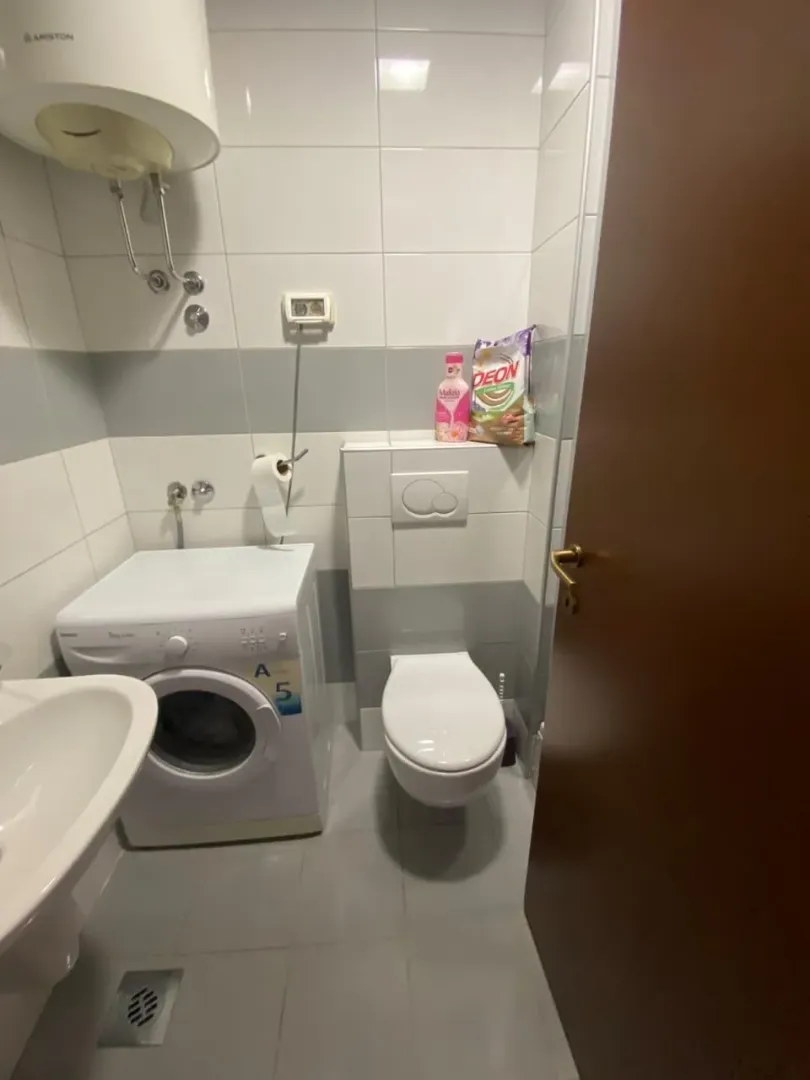 Kupatilo sa veš mašinom i toaletom.
