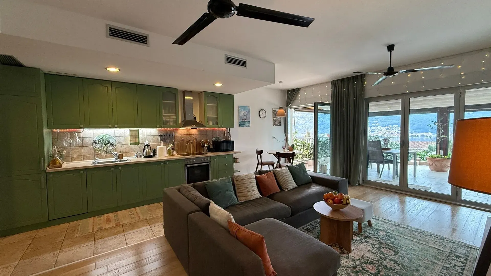 Prodaja, dvosoban stan, 74m², Dobrota, Kotor
