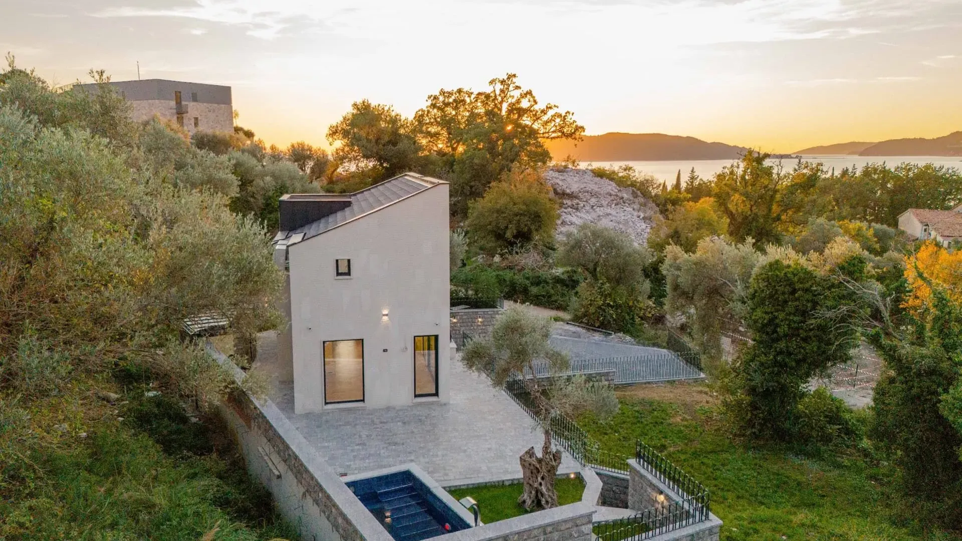 Prodaja, kuća, 240m², Kamenovo, Budva