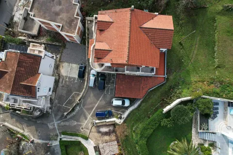 Pogled iz vazduha na kuću sa krovom od crijepa i dvorište sa parkingom. - image 6
