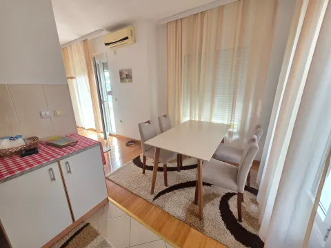 Dnevni boravak sa trpezarijom i dijelom kuhinje. - image 2