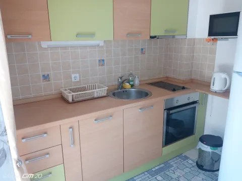 Manja kuhinja sa drvenim elementima, sudoperom i ugrađenom rernom. - image 4