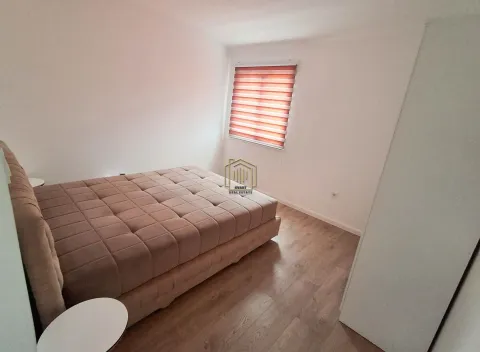 Manja spavaća soba sa bračnim krevetom, plakarom i prozorom. - image 6
