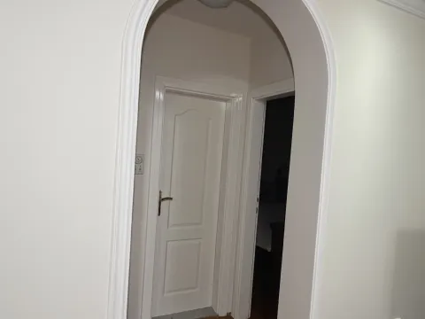 Izdavanje, četvorosoban stan, 120m², Škaljari, Kotor - image 2