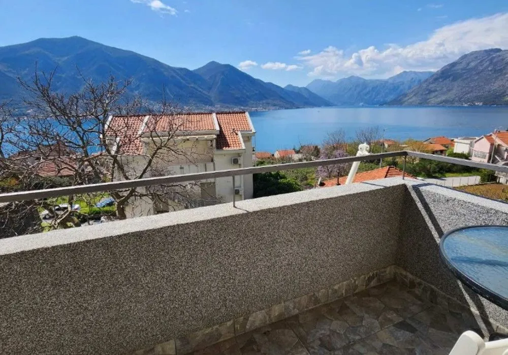 Prodaja, dvosoban stan, 63m², Dobrota, Kotor