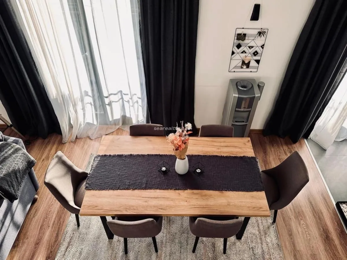 Izdavanje, trosoban stan, 130m², Centar, Tivat