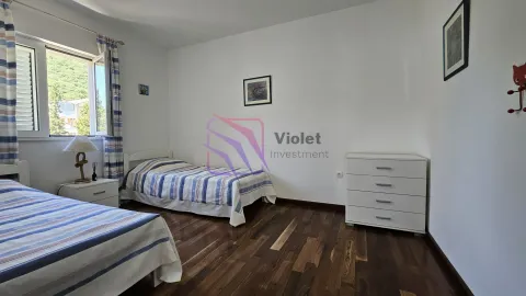 Spavaća soba sa dva kreveta, komodom i prozorom. - image 6