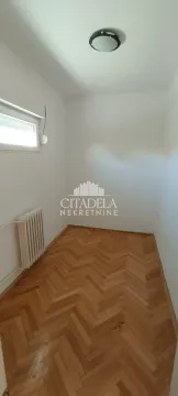 Prazna soba sa parketom i belim zidovima. - image 4