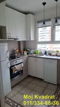 Manja kuhinja sa belim elementima i belom tehnikom. - image 3