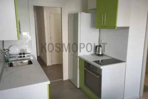 Manja kuhinja sa zelenim elementima i ugrađenim frižiderom i rernom. - image 10