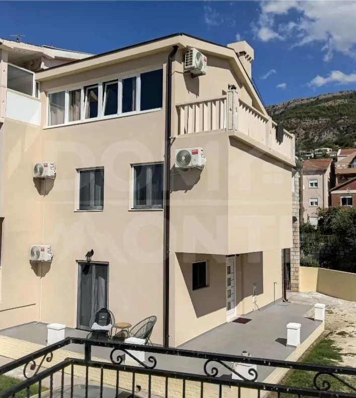 Spoljašnji izgled kuće sa dvoriijem i terasom.