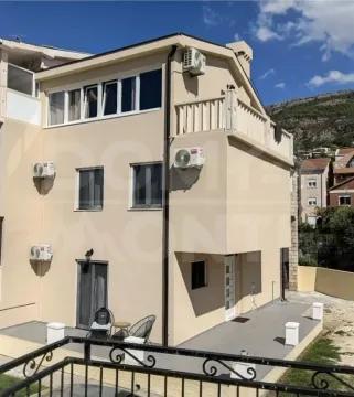 Spoljašnji izgled kuće sa dvoriijem i terasom. - image 6