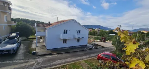 Pogled sa visine na spoljašnjost bijele kuće sa balkonom i dvorištem. - image 3