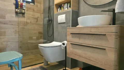Moderne kupatilo sa tuš kabinom, umivaonikom i ugradnom wc šoljom. - image 16