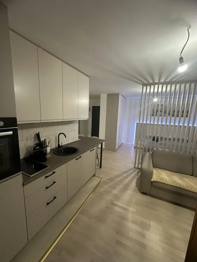 Izdavanje, jednosoban stan, 42m², Tivat, Crna Gora