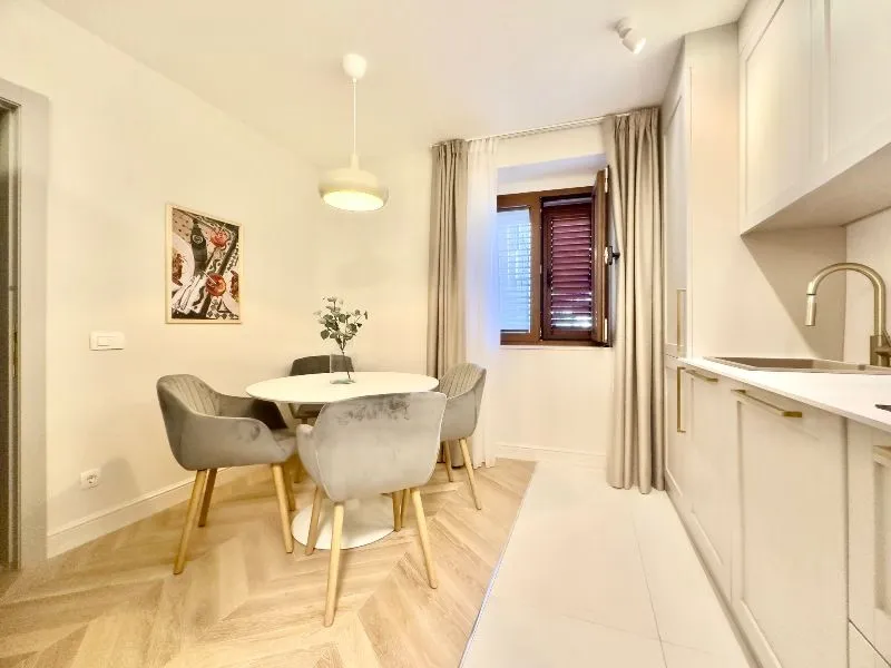 Prodaja, dvosoban stan, 43m², Centar, Kotor