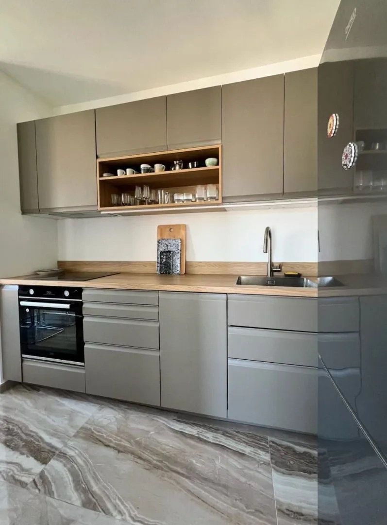Izdavanje, trosoban stan, 123m², Tivat, Crna Gora