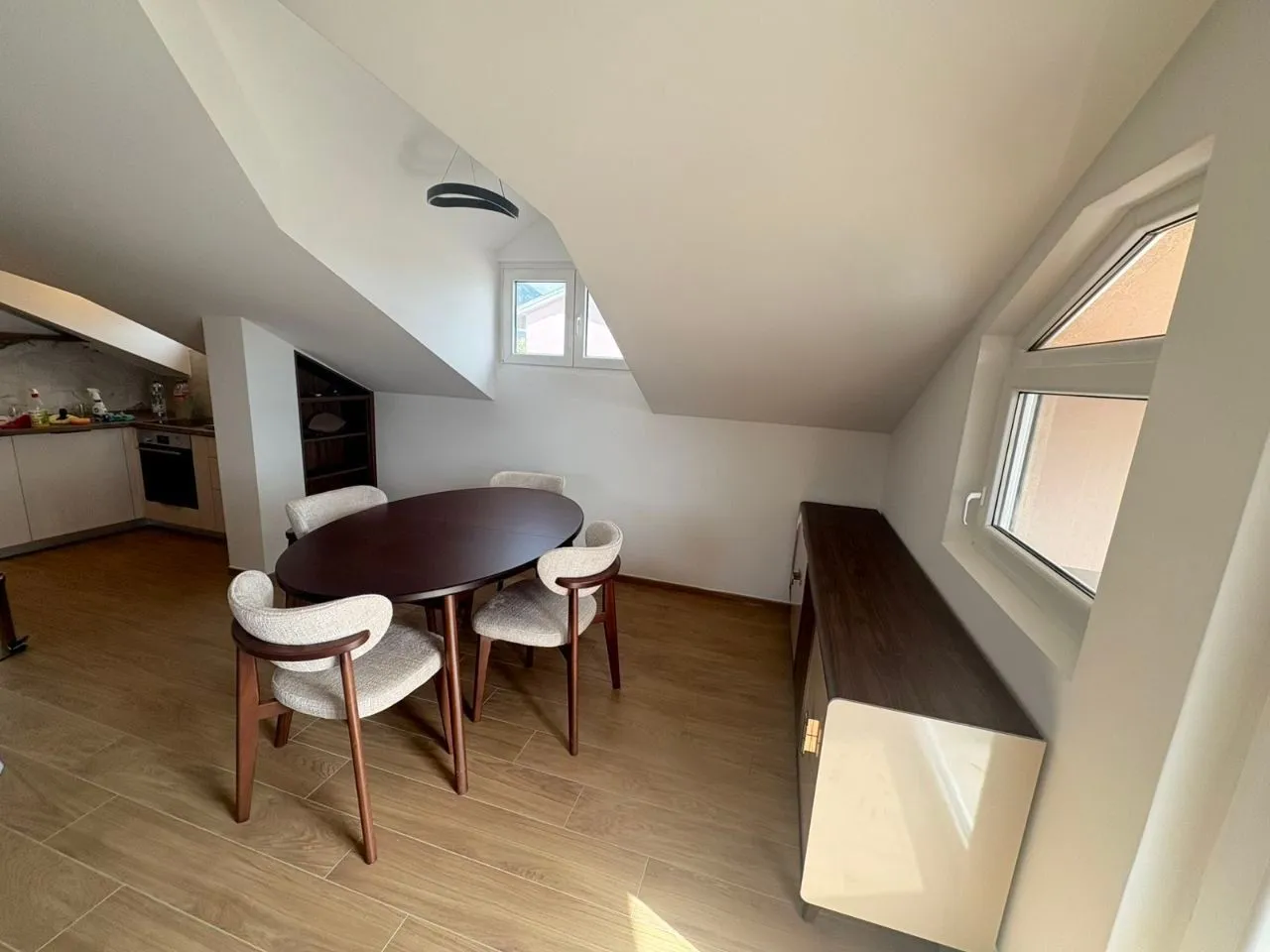 Izdavanje, dvosoban stan, 60m², Tivat, Crna Gora