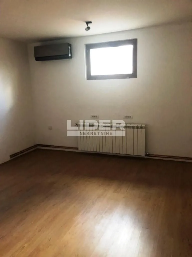 Rent, office space, 325m², Surčin, Beograd