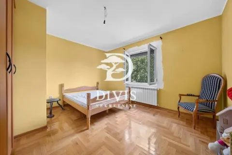 Spavaća soba sa drvenim krevetom, foteljom i parketom na podu. - image 9