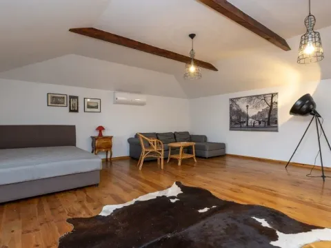 Sale, house, 200m², Tološi, Podgorica - image 1