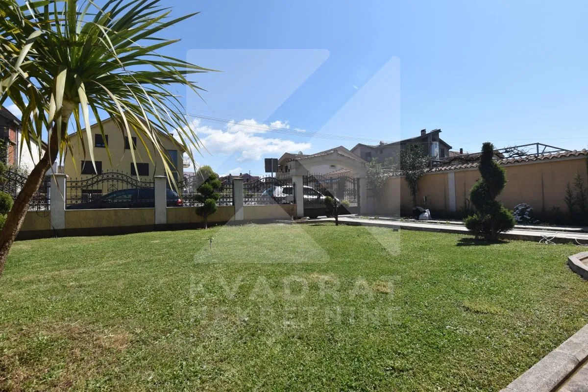 Izdavanje, četvorosoban stan, 150m², Stari Aerodrom, Podgorica
