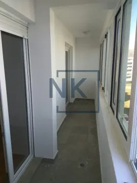 Zastakljeni balkon sa pločicama na podu i bijelim zidovima. - image 10