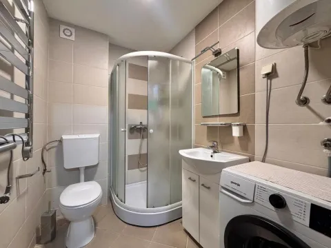 Manje kupatilo sa tuš kabinom, umivaonikom, WC šoljom i veš mašinom. - image 12