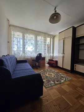 Nameštena spavaća soba sa kaučem, ormarom i radnim stolom. - image 9