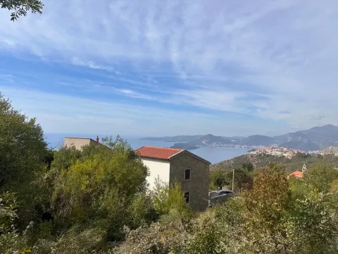 Pogled na kuću i okolni pejzaž sa zelenilom. - image 6