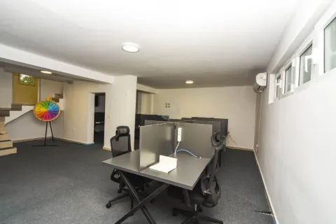 Rent, house, 500m², Stari Aerodrom, Podgorica - image 18