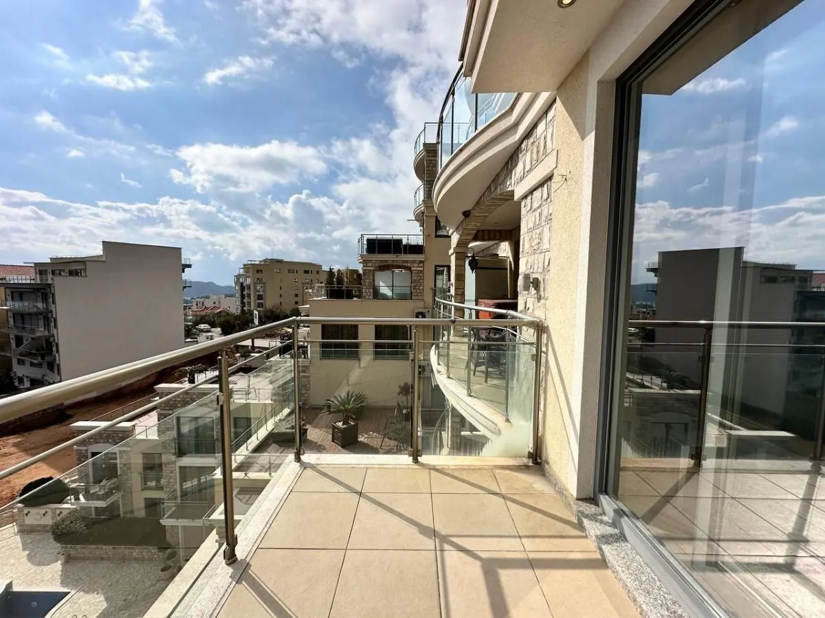 Sale, two bedroom apartment, 131m², Bečići, Budva