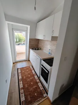 Manja bijela kuhinja sa štednjakom i izlazom na terasu. - image 4