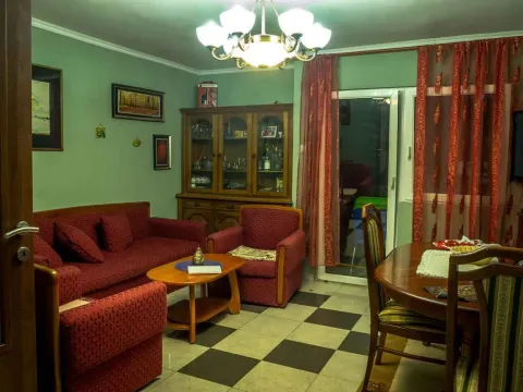 Dnevna soba sa garniturom za sjedenje, trpezarijskim stolom i vitrinom. - image 7