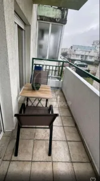 Uski balkon sa stolom i stolice. - image 4
