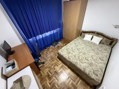 Nameštena spavaća soba sa bračnim krevetom, plakarom i radnim stolom. - image 12