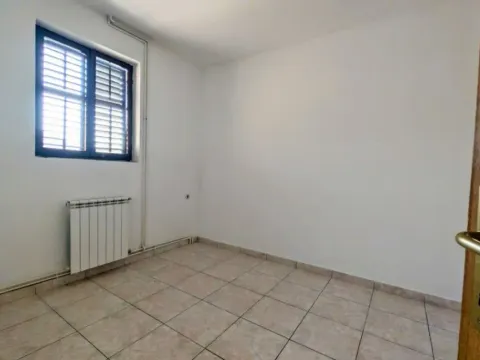 Izdavanje, poslovni prostor, 50m², Centar, Podgorica - image 4