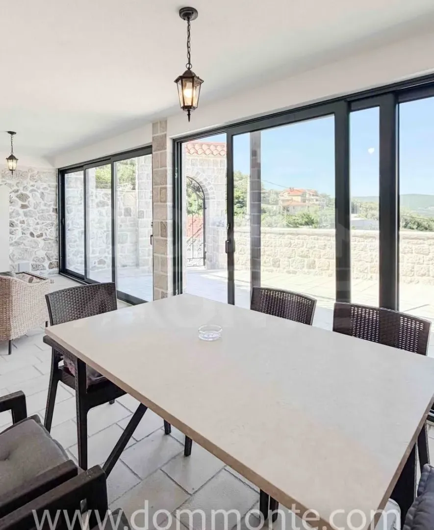 Izdavanje, dvosoban stan, 80m², Tivat, Crna Gora
