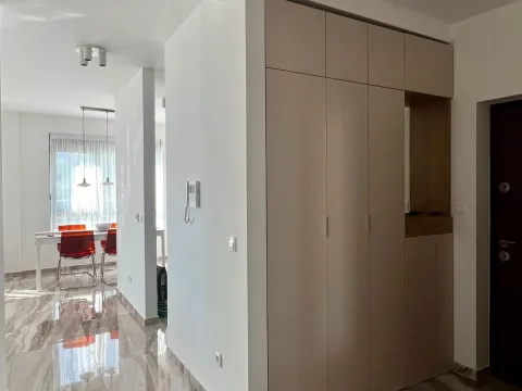 Izdavanje, trosoban stan, 81m², Pod Kuk, Tivat - image 4