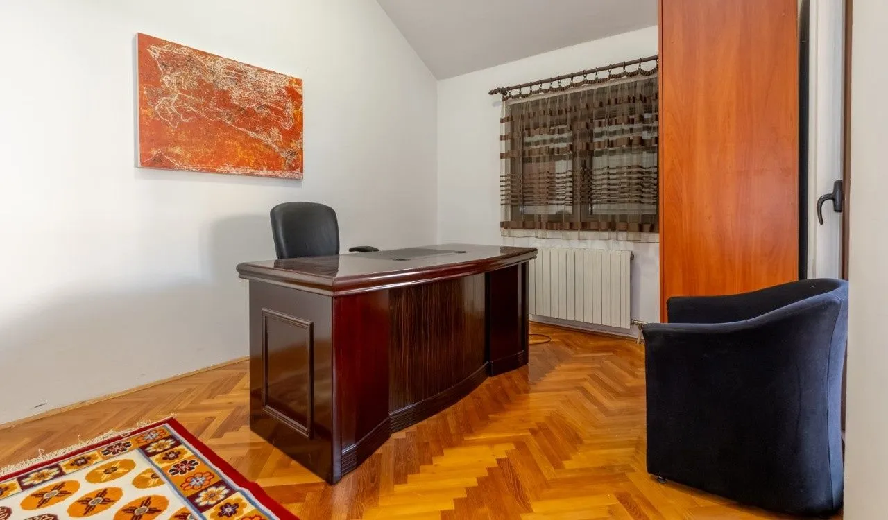 Rent, house, 280m², Gorica C, Podgorica