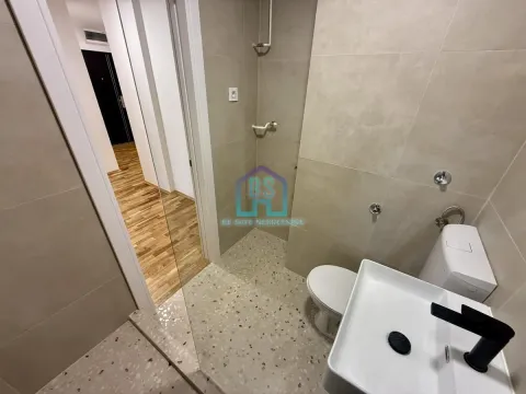 Moderno opremljeno kupatilo sa tuš kabinom i sanitarijama. - image 2