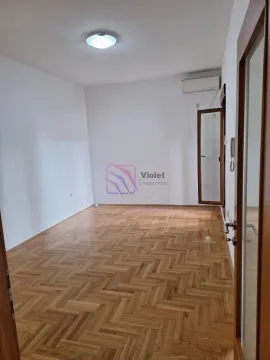 Prazna soba sa parketom i klima uređajem. - image 2