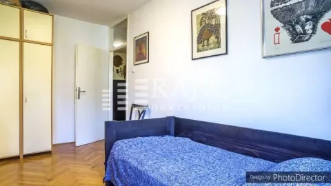 Namještena spavaća soba sa krevetom i ugradnim plakarom. - image 9