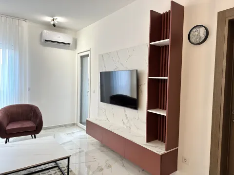Moderan dnevni boravak sa TV komodom i foteljom. - image 2